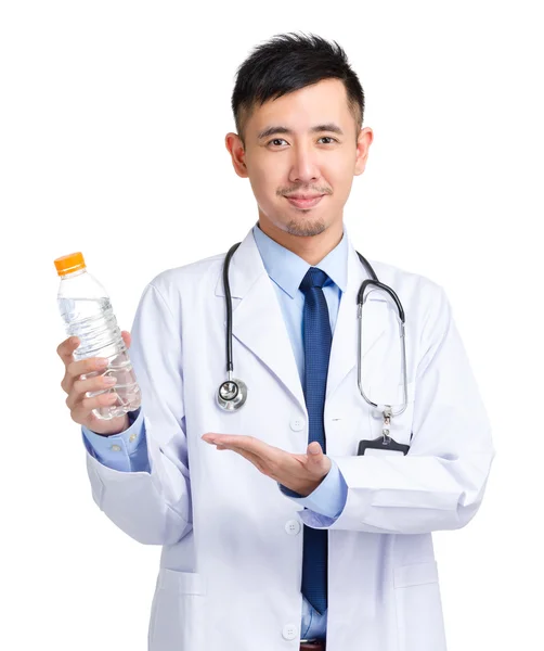 Homme médecin avec bouteille d'eau — Photo