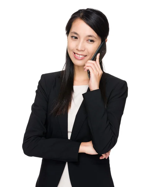 Aziatische zakenvrouw met cellphone — Stockfoto
