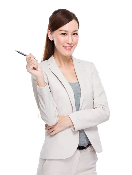 Mujer de negocios con pluma hasta — Foto de Stock