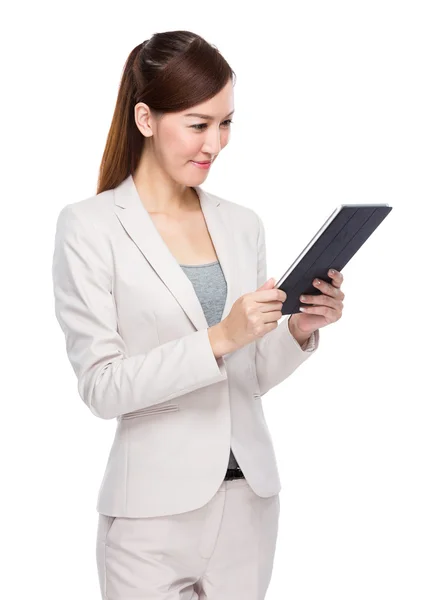 Donna d'affari con tablet digitale — Foto Stock