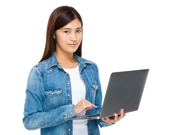 Junge Frau mit Laptop — Stockfoto