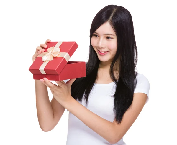 Mujer joven apertura caja de regalo —  Fotos de Stock