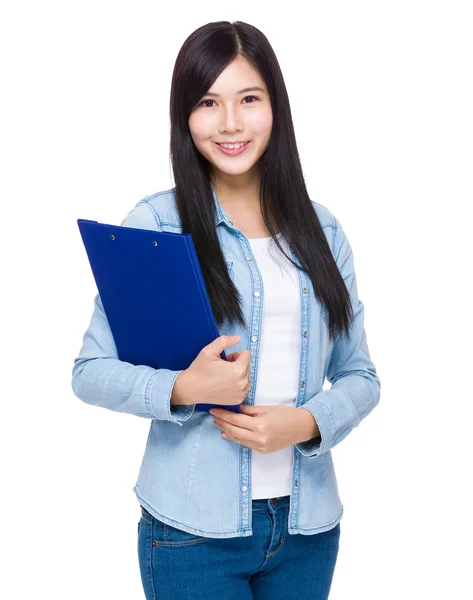 Jeune femme avec presse-papiers — Photo