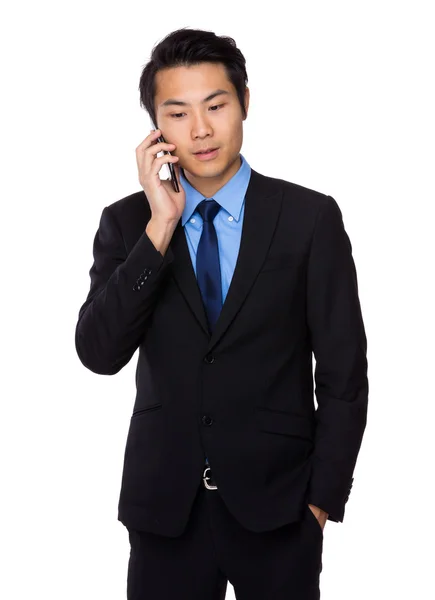 Jonge zakenman met cellphone — Stockfoto