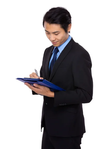 Joven asiático hombre de negocios con portapapeles — Foto de Stock