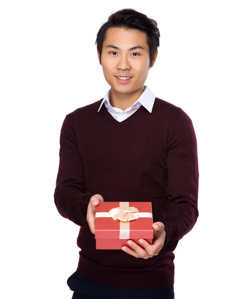 Jonge man met geschenkdoos — Stockfoto