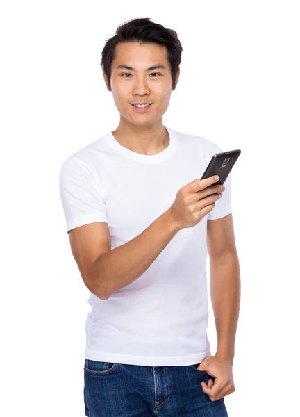 Asiatiska man med mobiltelefon — Stockfoto