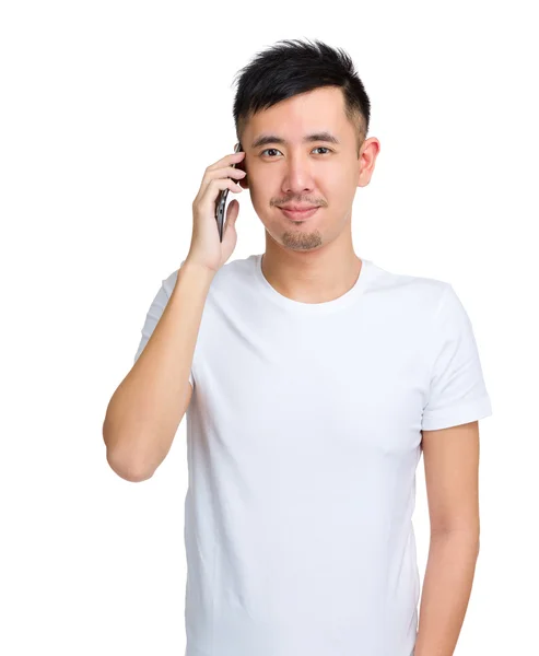 Ung man med mobiltelefon — Stockfoto