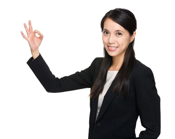 Jeune femme d'affaires avec ok signe — Photo