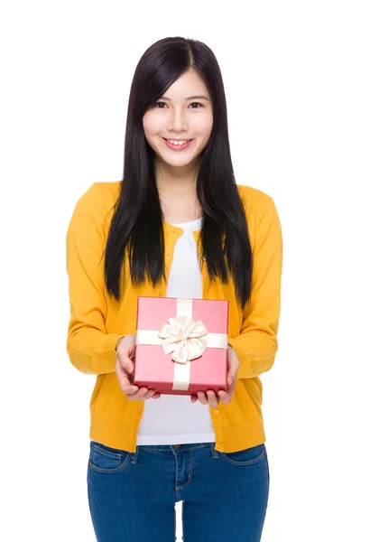 Νεαρή γυναίκα με κουτί δώρου — Φωτογραφία Αρχείου