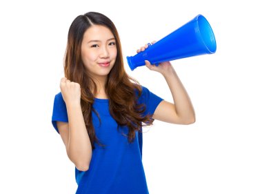 megafon ile bağıran kadın