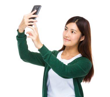 Kadın akıllı telefonuyla selfie çekiyor.