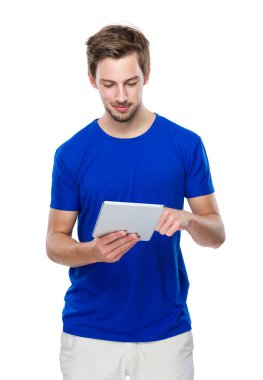 Dijital tablet kullanan adam