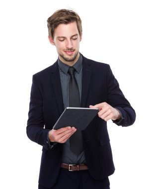 Dijital tablet kullanan işadamı