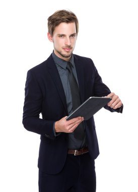 Dijital tablet kullanan işadamı