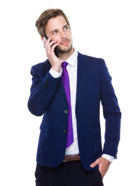 İş adamı cep telefonuyla konuşuyor.