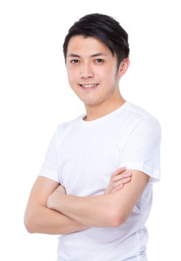 Genç adam kollarını kavuşturdu.