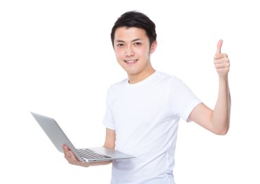 laptop ve başparmak yukarıya adam