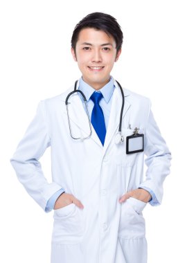 Elleri ceplerinde doktor