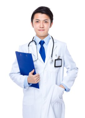 panosu olan bir doktor