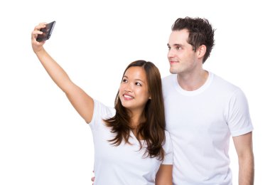 Beyaz adam ve Çinli kadın selfie birlikte almak