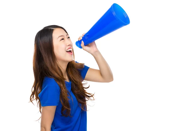 Жінка кричить з мегафоном — стокове фото
