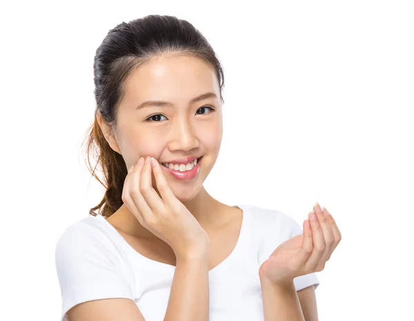 Woman applying skincare on face — Stock Photo, Image