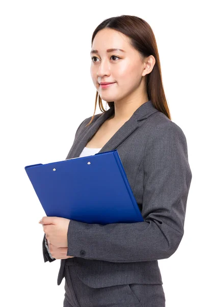 Mujer de negocios con portapapeles mirando hacia otro lado — Foto de Stock