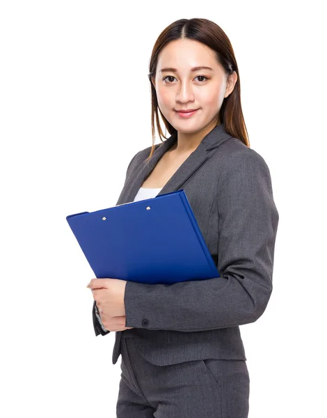 Femme d'affaires avec presse-papiers — Photo