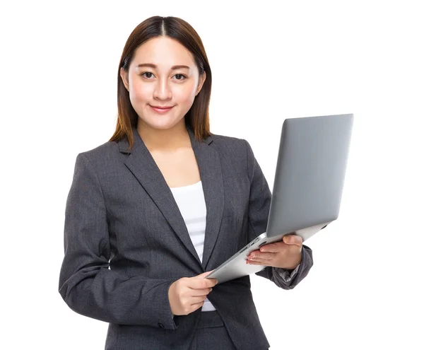 Zakenvrouw met laptop computer — Stockfoto