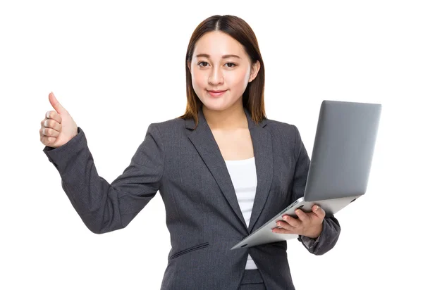 Femme d'affaires avec ordinateur portable et pouce vers le haut — Photo
