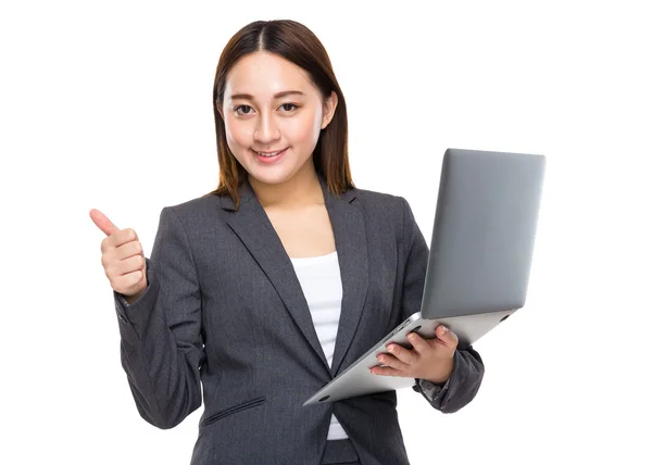 Businesswoman with laptop and thumb up — 图库照片