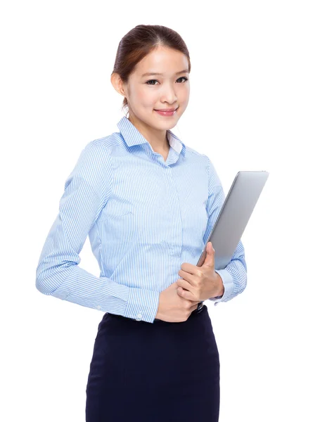 Mujer de negocios con ordenador portátil — Foto de Stock