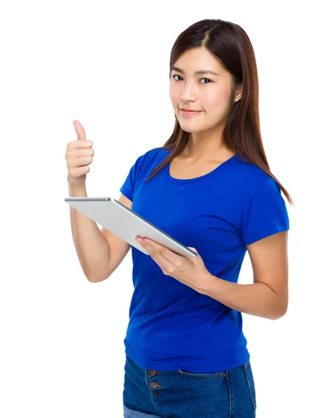 Woman with tablet and thumb up — Stock Photo, Image