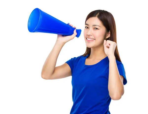 Mujer gritando con megáfono — Foto de Stock