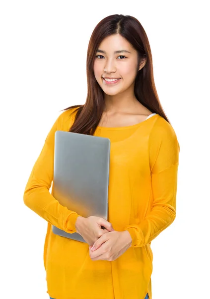 Frau mit Laptop — Stockfoto