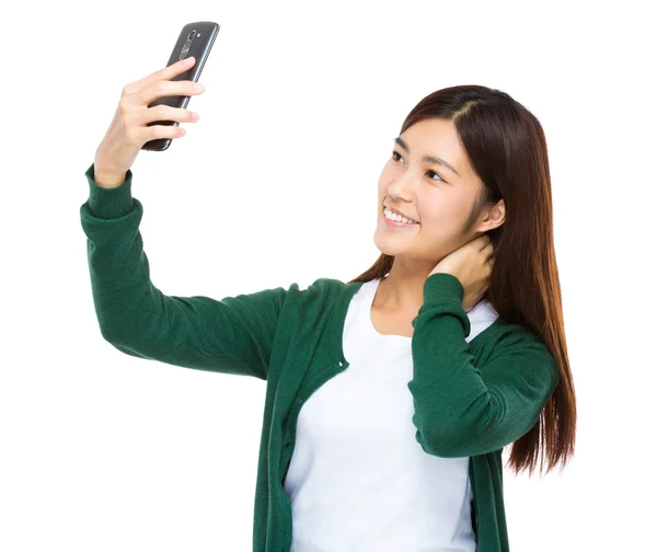 Frau macht Selfie mit Smartphone — Stockfoto