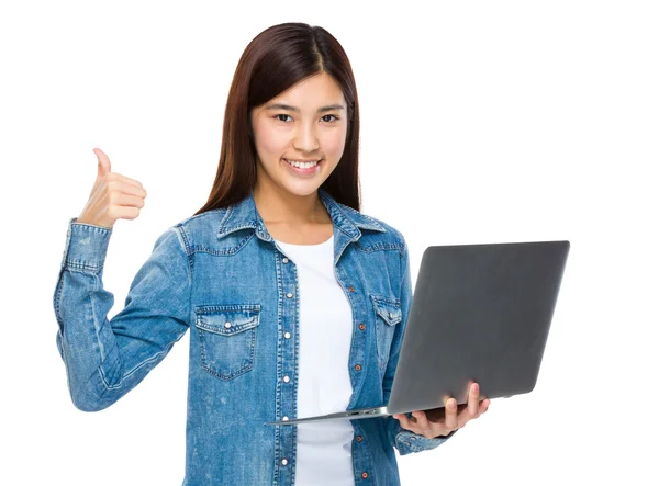 Woman with laptop and thump up — Stock Photo, Image