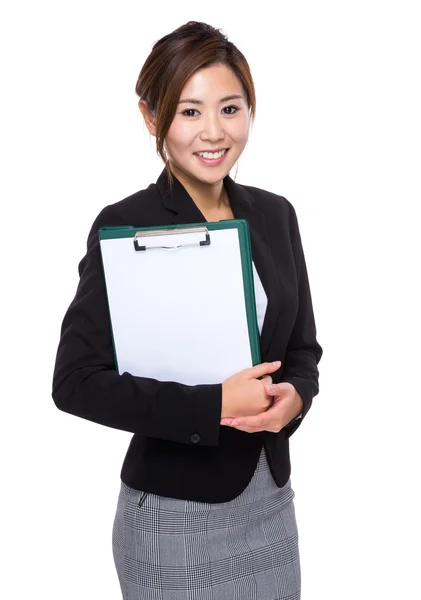 Geschäftsfrau mit Klemmbrett und weißem Papier — Stockfoto