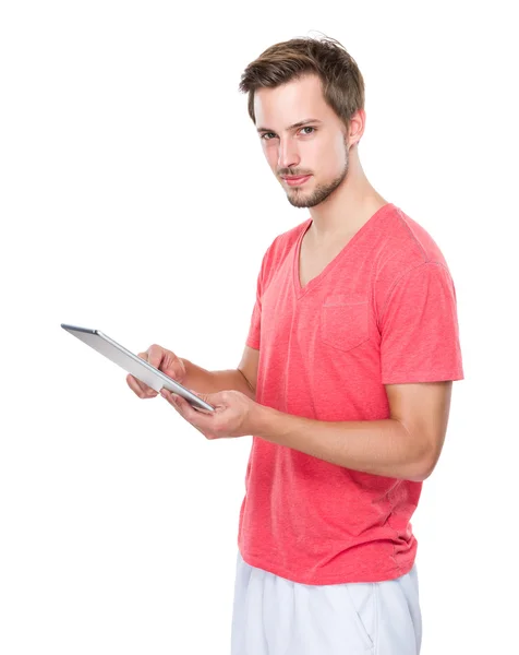 Mann nutzt digitales Tablet — Stockfoto