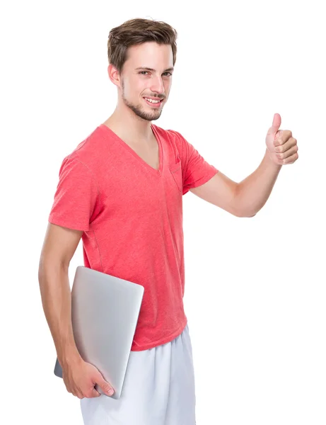 ノート パソコンと親指のアップを持つ男 — ストック写真
