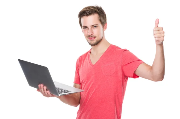 Homem com laptop e polegar para cima — Fotografia de Stock