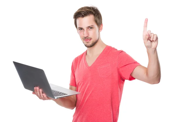 Człowiek z laptopa i palcem — Zdjęcie stockowe