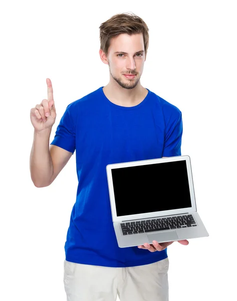 Man met laptop en vinger punt omhoog — Stockfoto