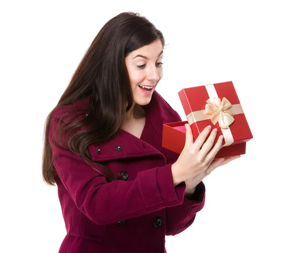 Donna guardando scatola regalo — Foto Stock