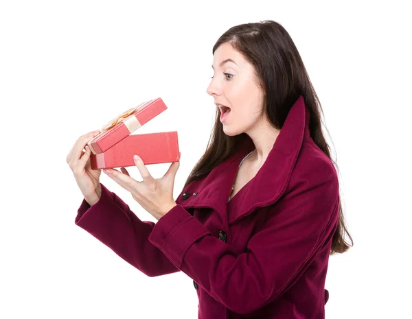 Женщина смотрит на подарочную коробку — стоковое фото