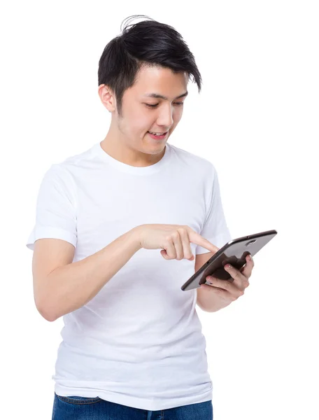 Jonge man kijkend naar Tablet PC — Stockfoto