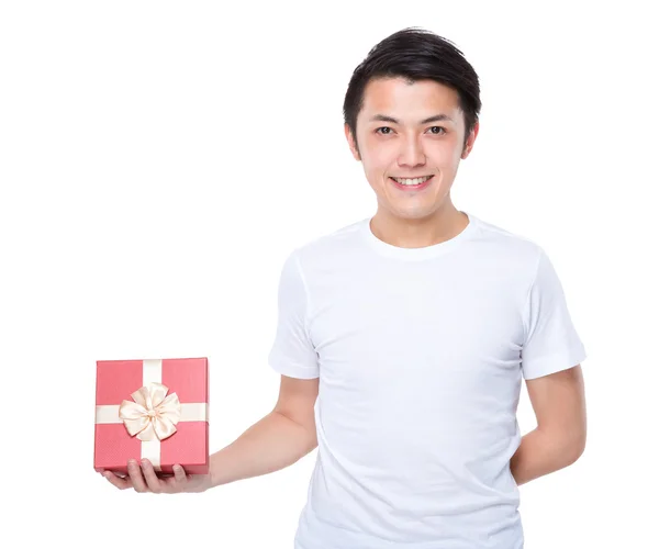 Man met de doos van de gift — Stockfoto