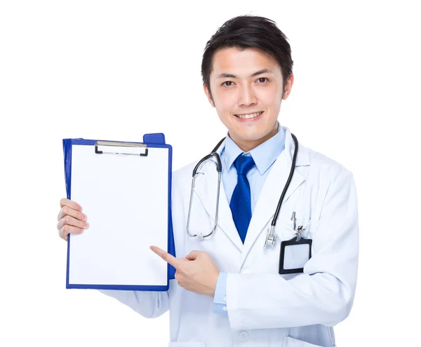 Doctor apuntar a papel en blanco — Foto de Stock