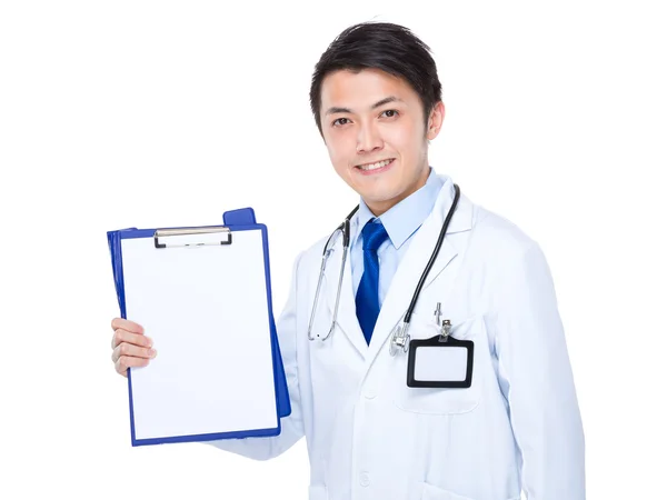 Asiatique médecin avec presse-papiers — Photo
